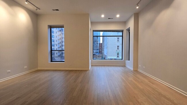 Photo - REMODELED 3 Bedroom & 2 Bathroom Apartment in the Heart of Lincoln Park! Unit Apt 3