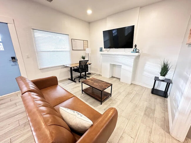 Living Room - 1111 N Stevens St Apartment