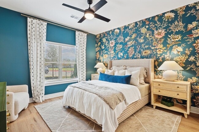 Dormitorio grande con ventana y acceso al baño.