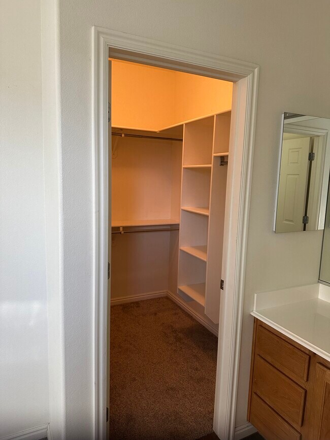 Vestidor - 941 N Echo Ln