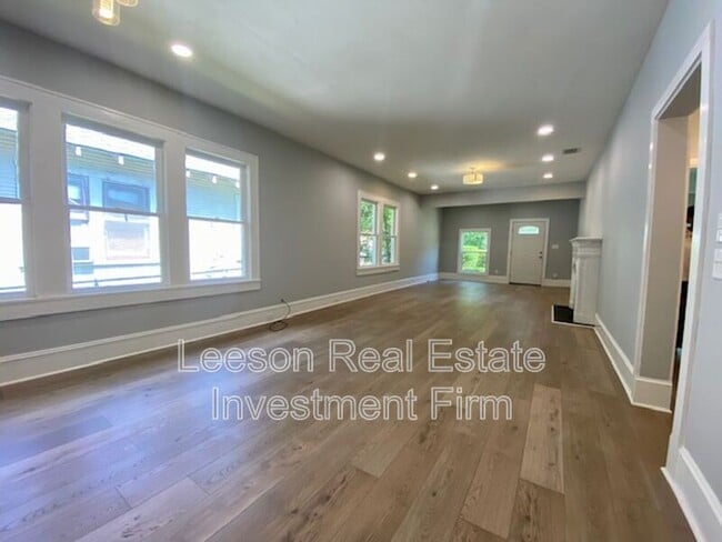 Photo - 2401 Darien St