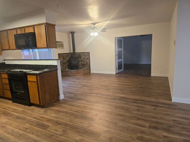 Photo - 3 bed 1 bath  Home for Rent in Grants Pass