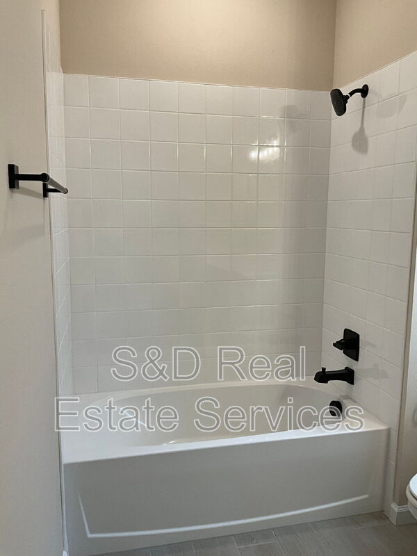 Photo - 807 Ballantyne Dr