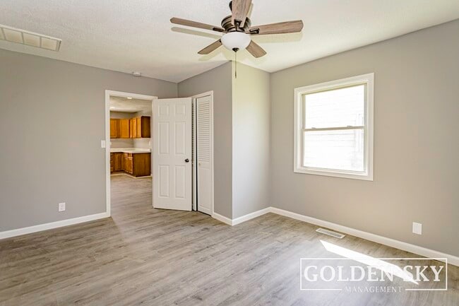 Photo - 1700 N Manring Ave