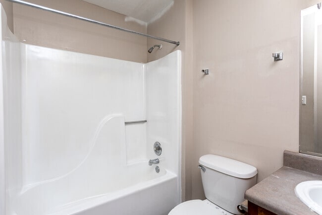 2BR, 1BA - 1,037 SF