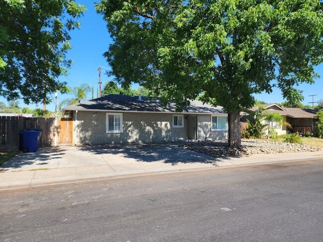 Building Photo - 3 bedroom 1 bath with Garage converted to ... Rental
