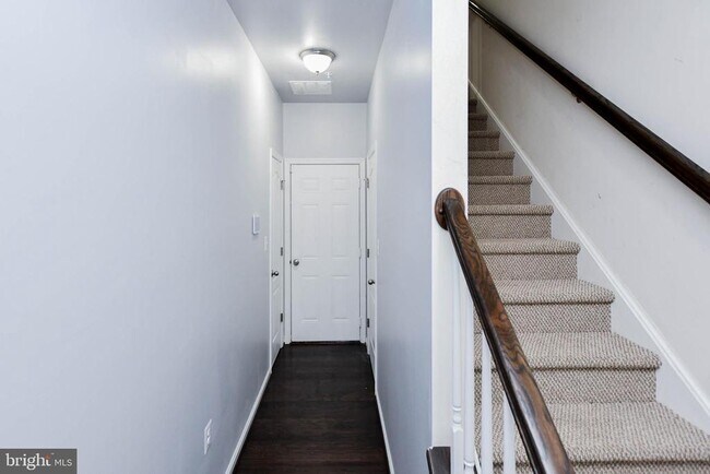 Photo - 608 Parkside Pl NE