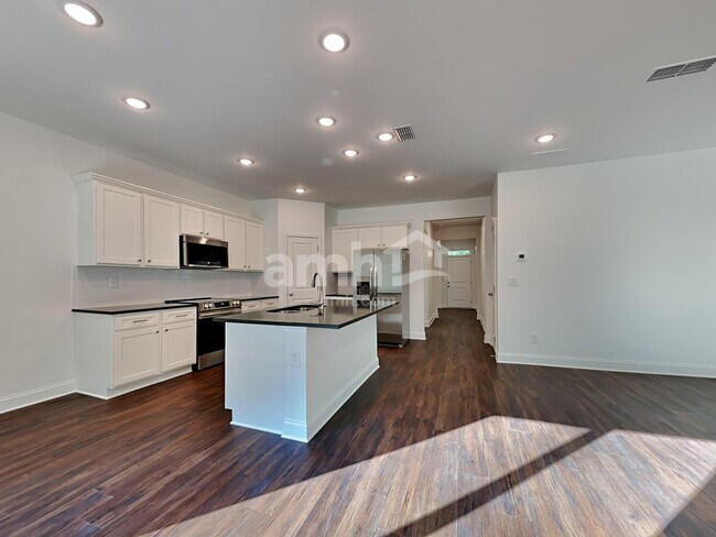 Photo - 143 Spruce Cir