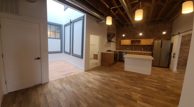 Great Room - 2886 S Archer Ave Apartamentos Unidad 2 Rear