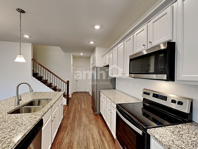 Photo - 300 Bourne St