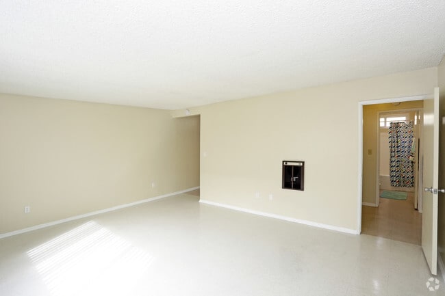 2BR, 1BA - 900 SF