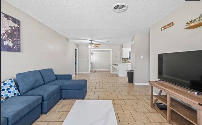 Photo - 3/2/1 Great Price Great Location. Available Now!