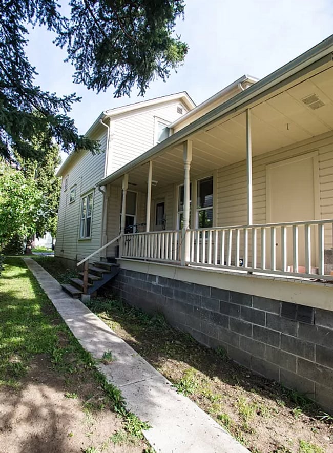 Photo - 6 bedroom, 2 bath home available in York Neighborhood!