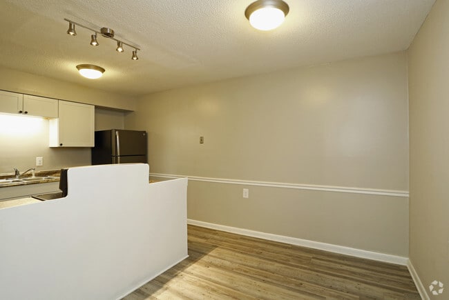 2BR, 1BA - 872sf- Dining Area