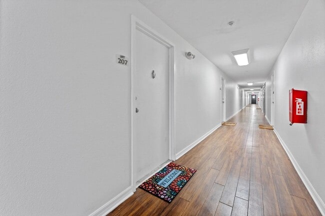 Photo - 406 W Azeele St