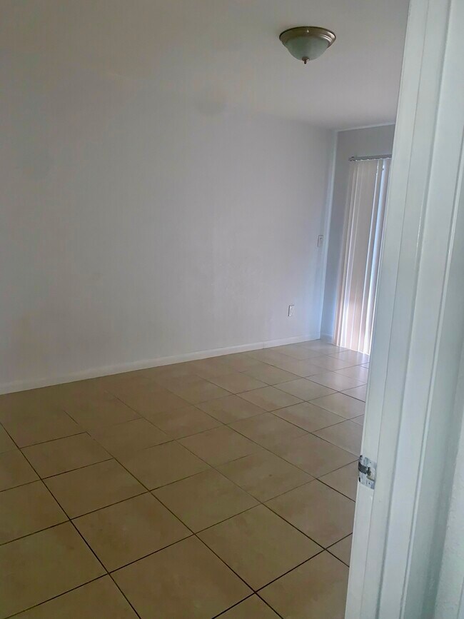 1255 W 53rd St Unit 303