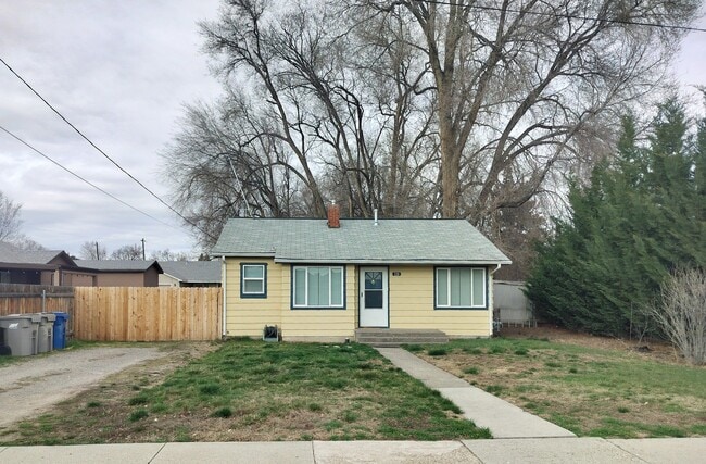 Building Photo - 320 W 2nd N