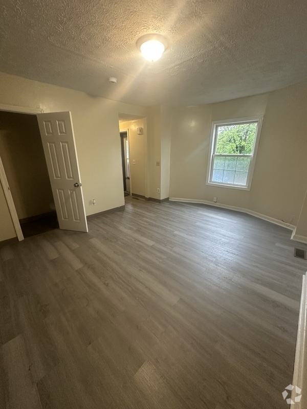 Building Photo - 1245 E 86th St Rental