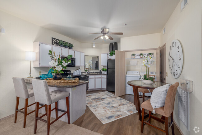 Custom Deluxe III 1BR, 1BA - 665SF - Kitchen
