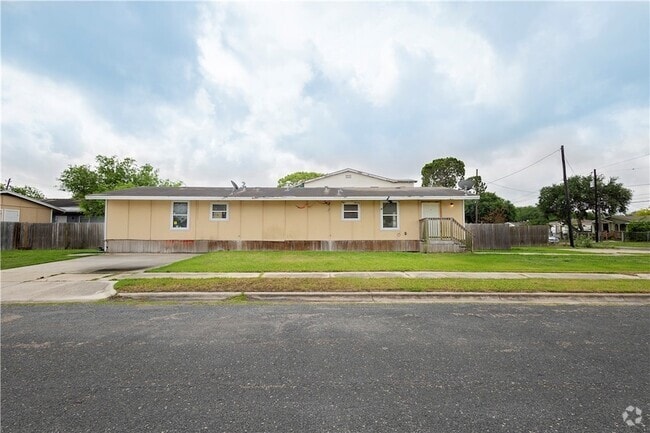 Building Photo - 1802 16th St Unit B Rental