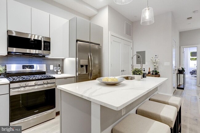 Photo - 1420 N Capitol St NW Unidad 102