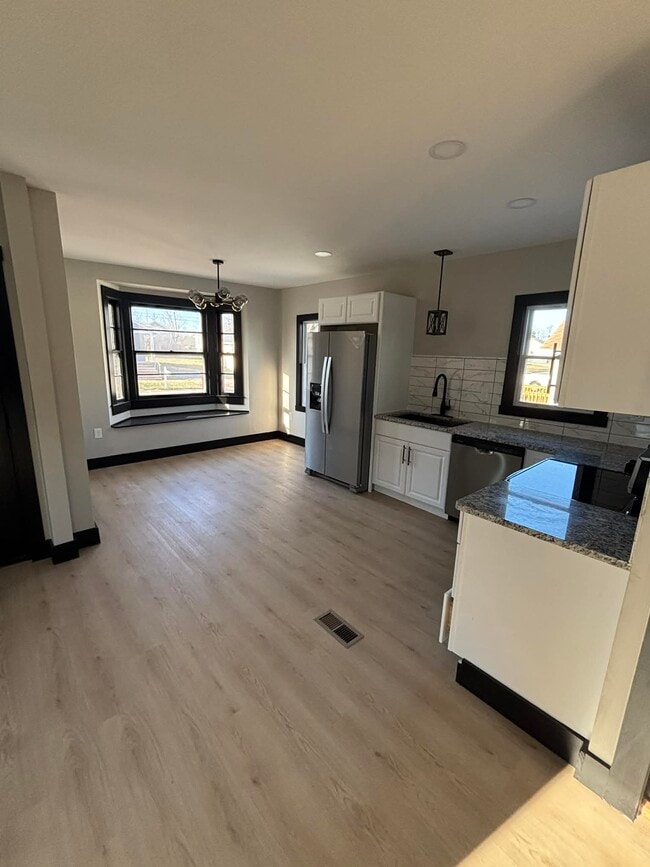 cocina y comedor - 166 E Bell St