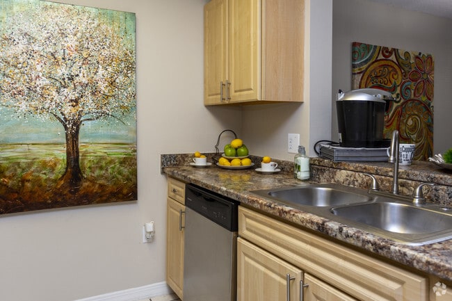 2BD, 2BA - 925 SF