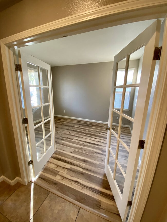 Photo - 1001 La Paloma St