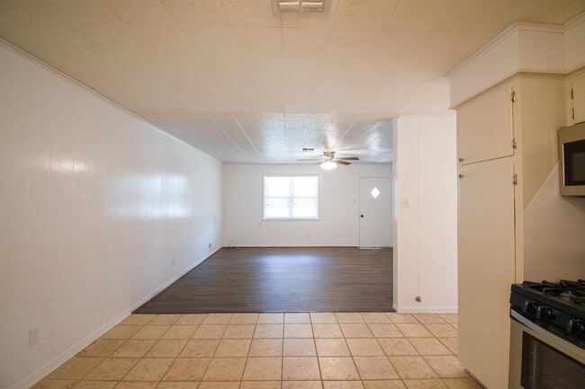 Photo - 203 Schuerenberg St