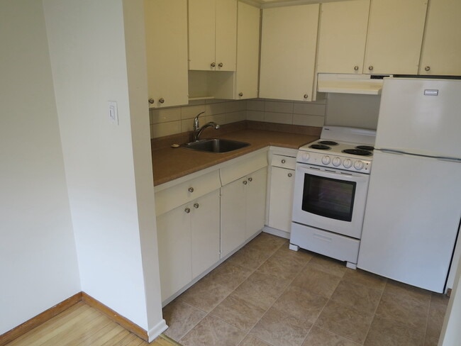 Photo - 2150 Cadboro Bay Rd Unit 26
