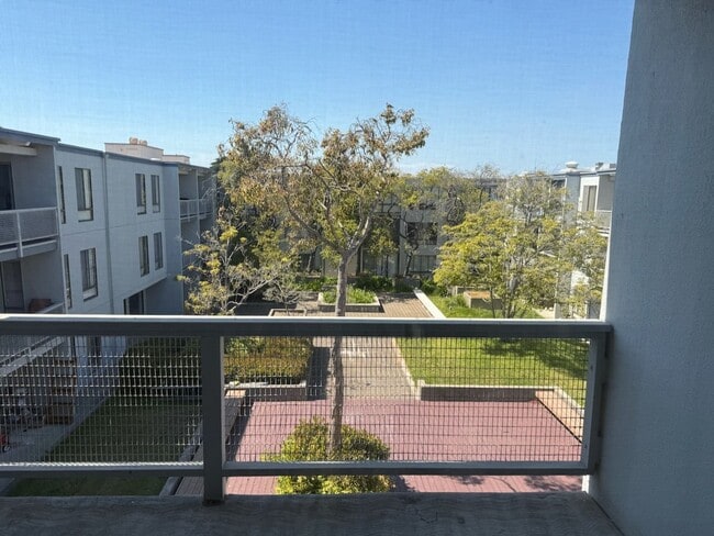 Full Size One Bedroom with Top Floor Privacy - Full Size One Bedroom with Top Floor Privacy Condo Unit 458