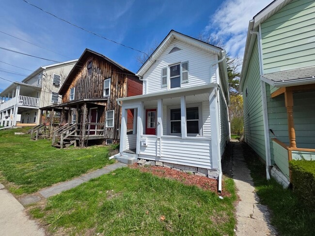 Photo - Beautiful Waterside 3 bedroom Single-Family Home - Catskill, NY