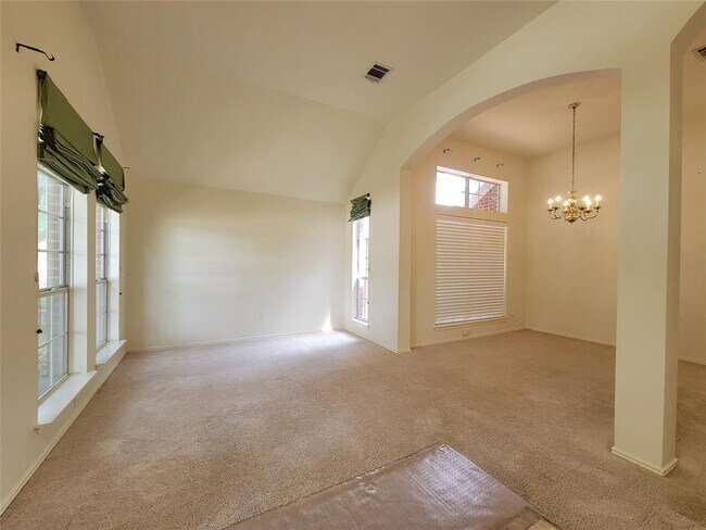 Photo - 105 W Oxford Dr