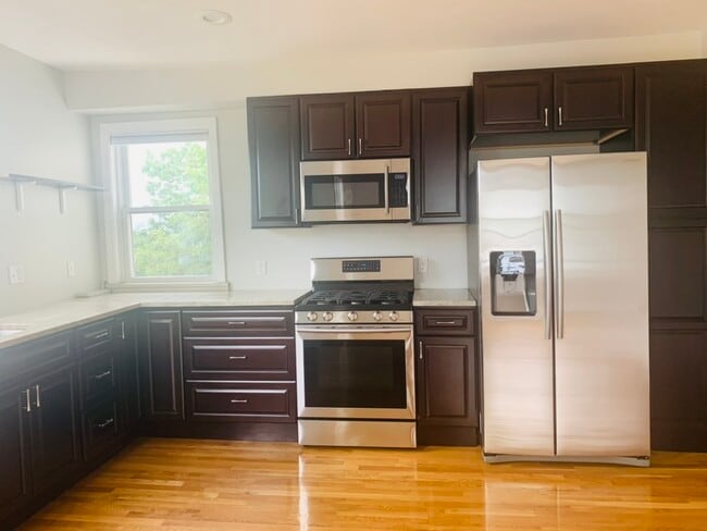 Spacious eat-in kitchen with stainless steel appliances - 76 Eleanor St Unit 2