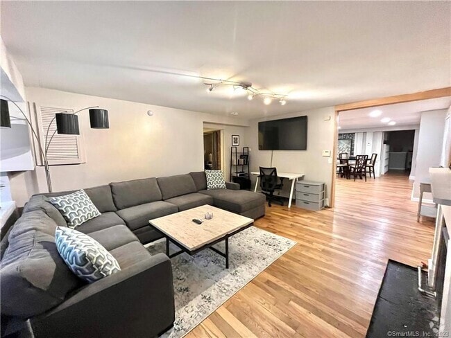 Building Photo - 548 Chapel St Unit 1 Rental