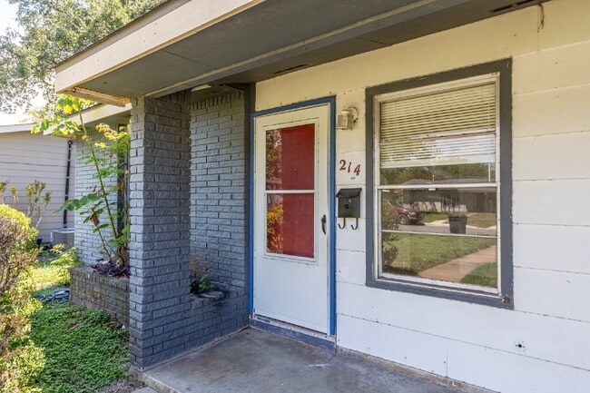Photo - 214 Antrim Dr