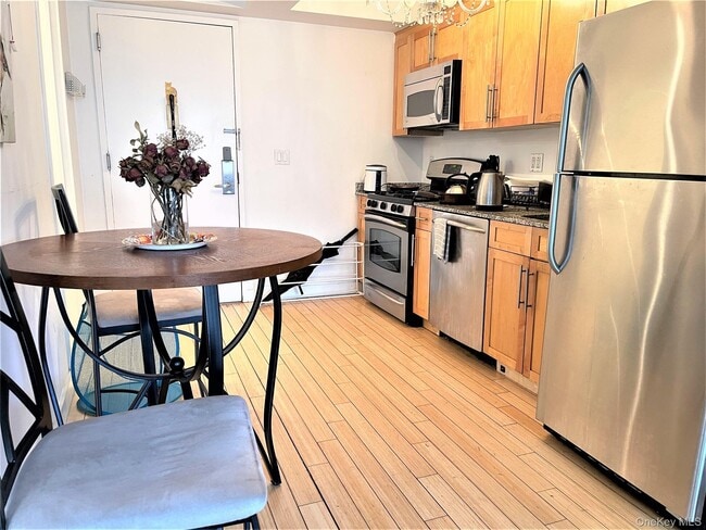 Photo - 516 W 47th St Unit S6J