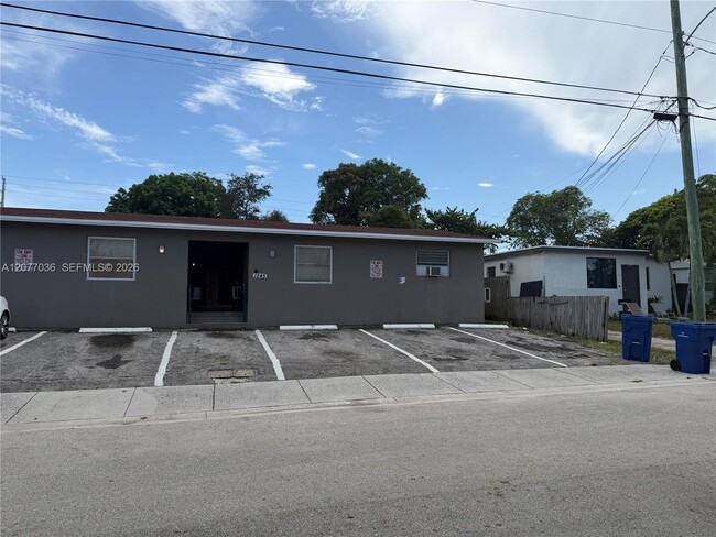 Building Photo - 1245 W 35th St Unit 2