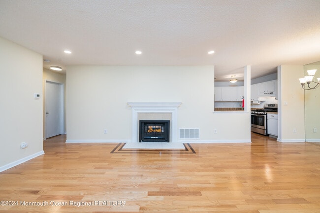 Photo - 77 Frontier Way