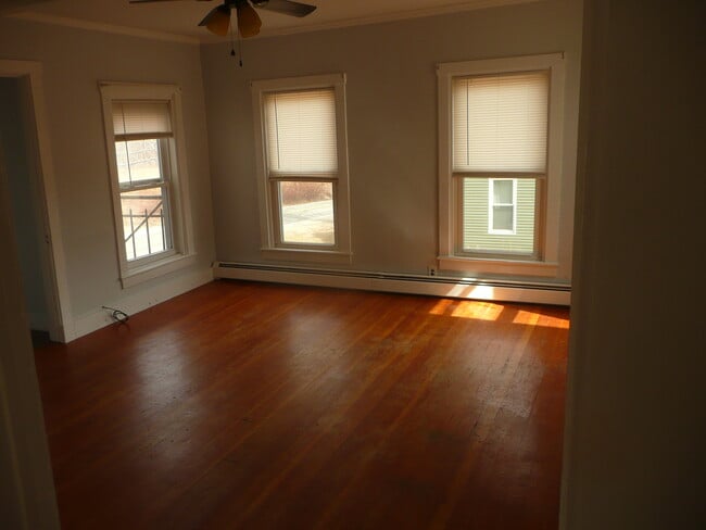 Building Photo - 76 Main St Unit 2