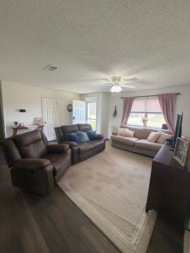 Photo - 927 E Krayler Ave