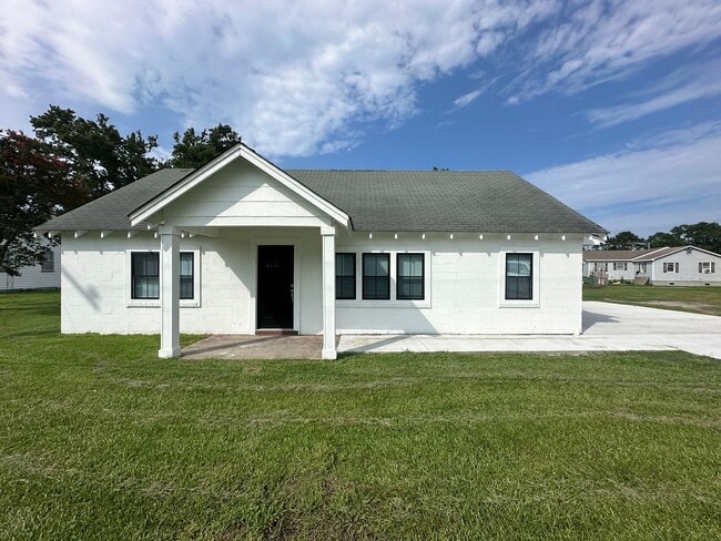 Building Photo - FULLY RENOVATED! 3 Bed/2 Bath in Wanchese Rental