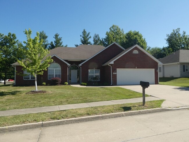 Building Photo - 4 Bedroom 3 Bath Home