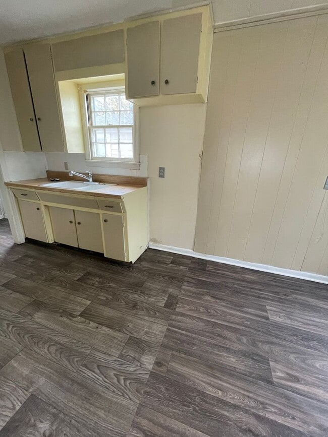 Photo - Darling 2 Bedroom in Nice Quiet Area