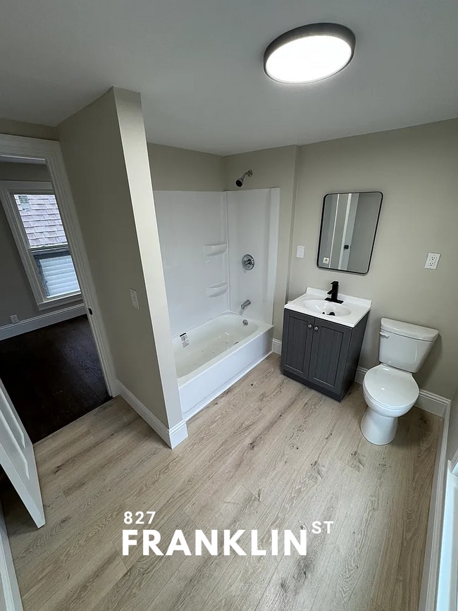 Photo - 827 Franklin St