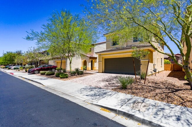 Photo - 4 Bed, Beauty With First Floor Bed And Full Bath