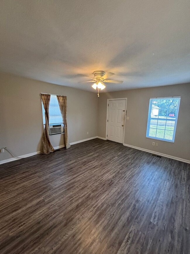 4237 Holston Dr