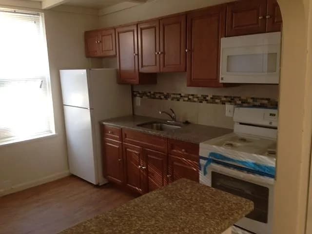 Building Photo - 2006 Bridge St