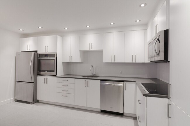 Building Photo - 3495 Rue de la Montagne Unit 606