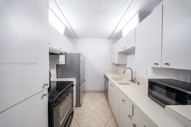 Building Photo - 10826 N Kendall Dr Unit T13